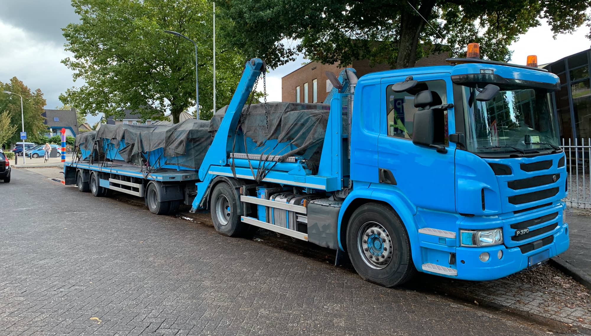 Afvalcontainers op een vrachtvragen